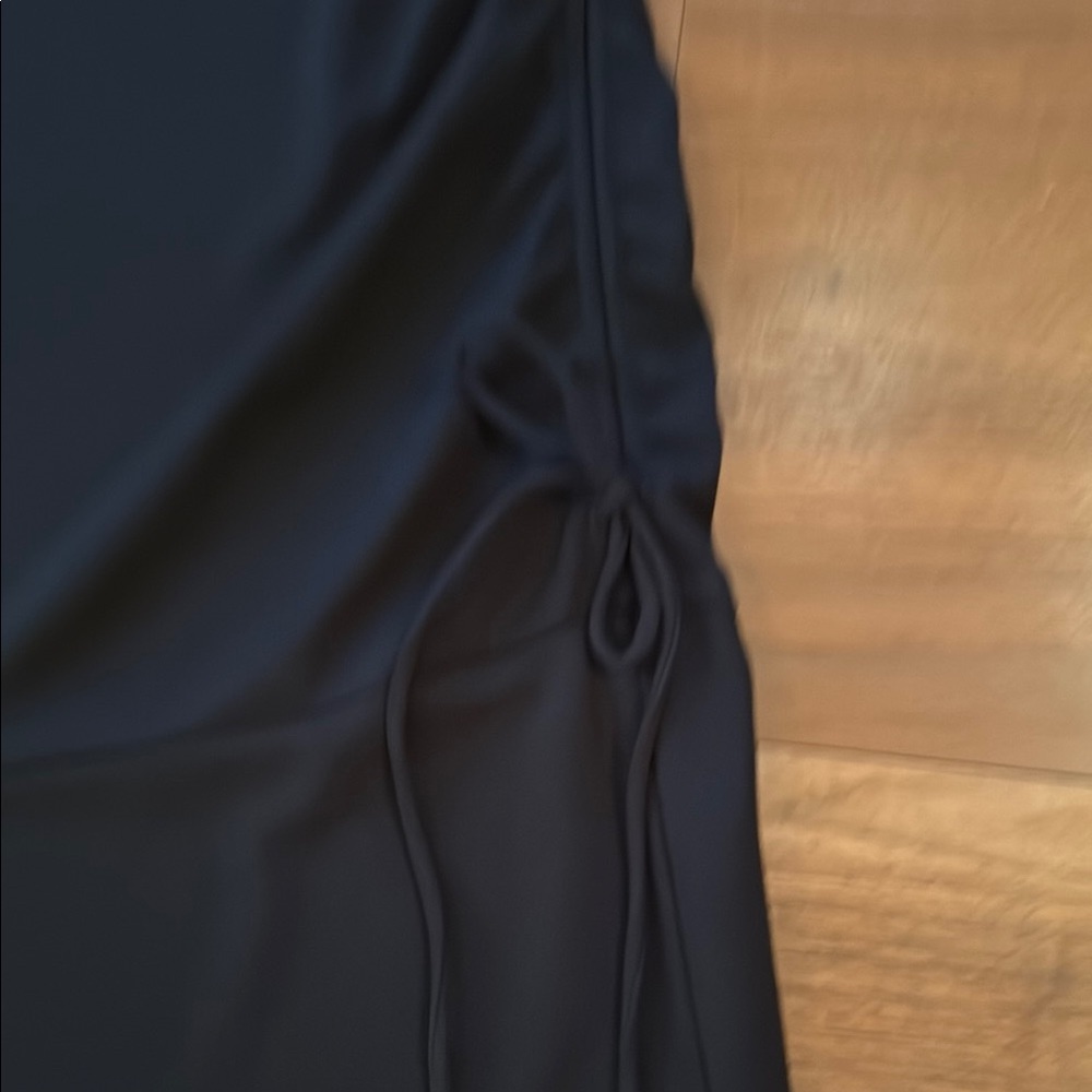 Elegant Black One-Shoulder Dress - Picture 3 of 3
